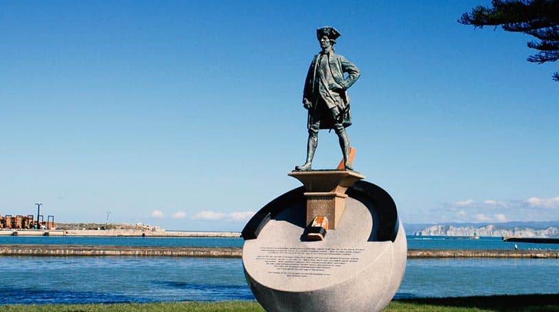 Bronce statue of James Cook