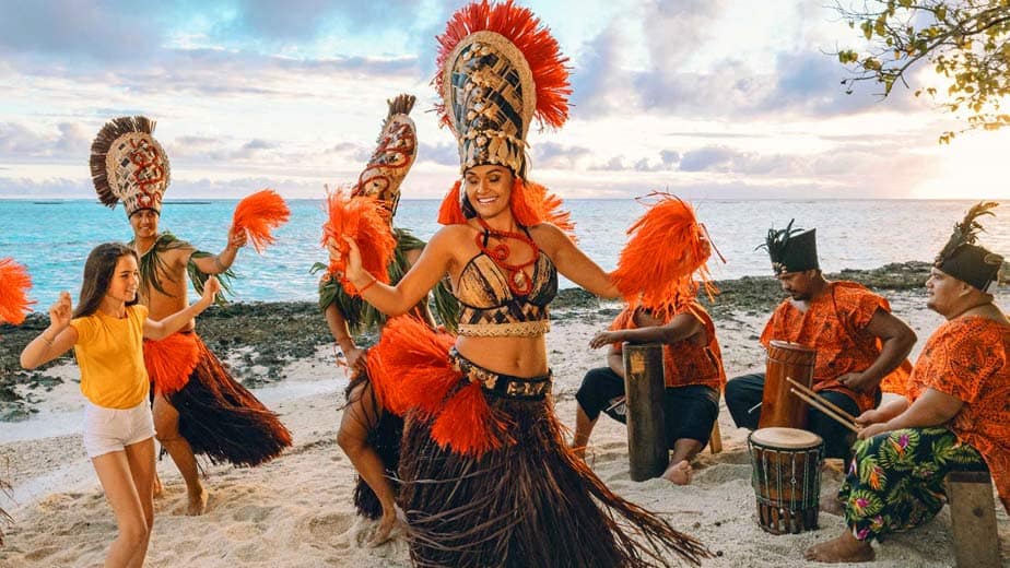 Tahiti, photos with traditional dancers