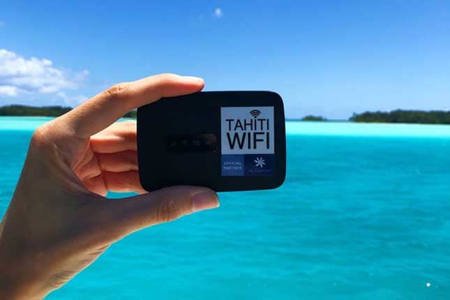 Pocket Wifi Tahiti, image shows a hand holding the router